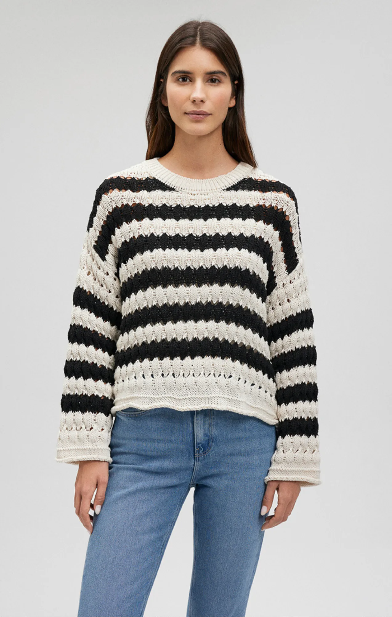 KNIT SWEATER IN BLACK STRIPED