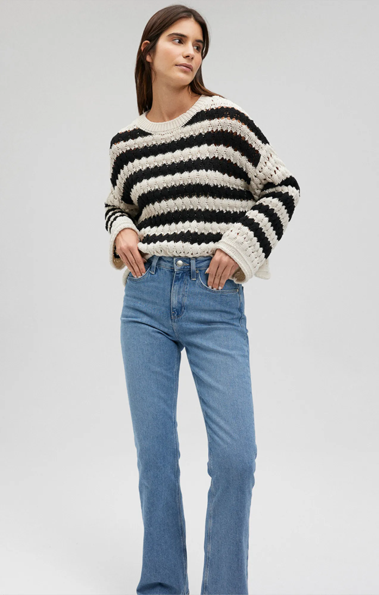 KNIT SWEATER IN BLACK STRIPED