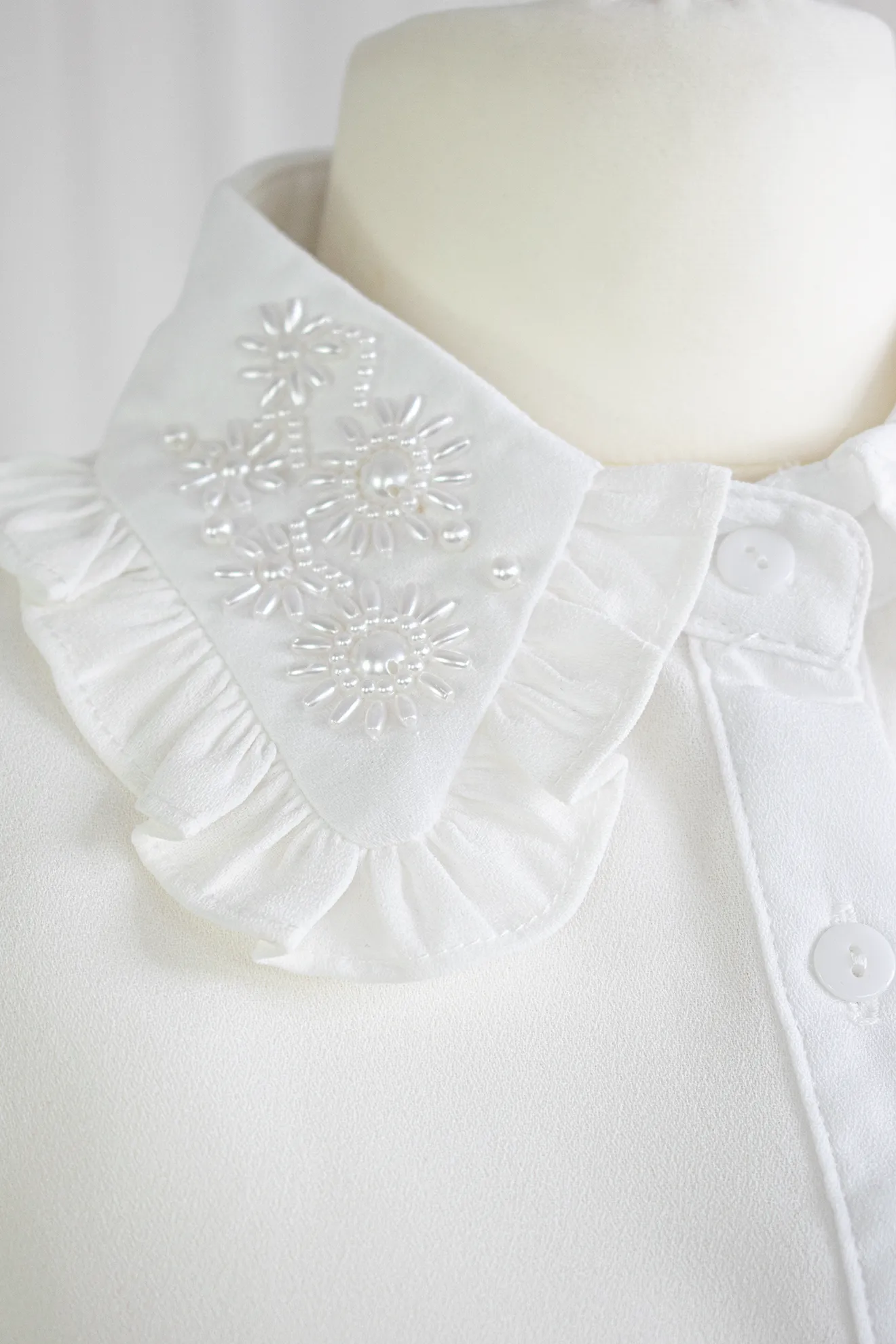 Macy Mock Collar in White Pearl Flower