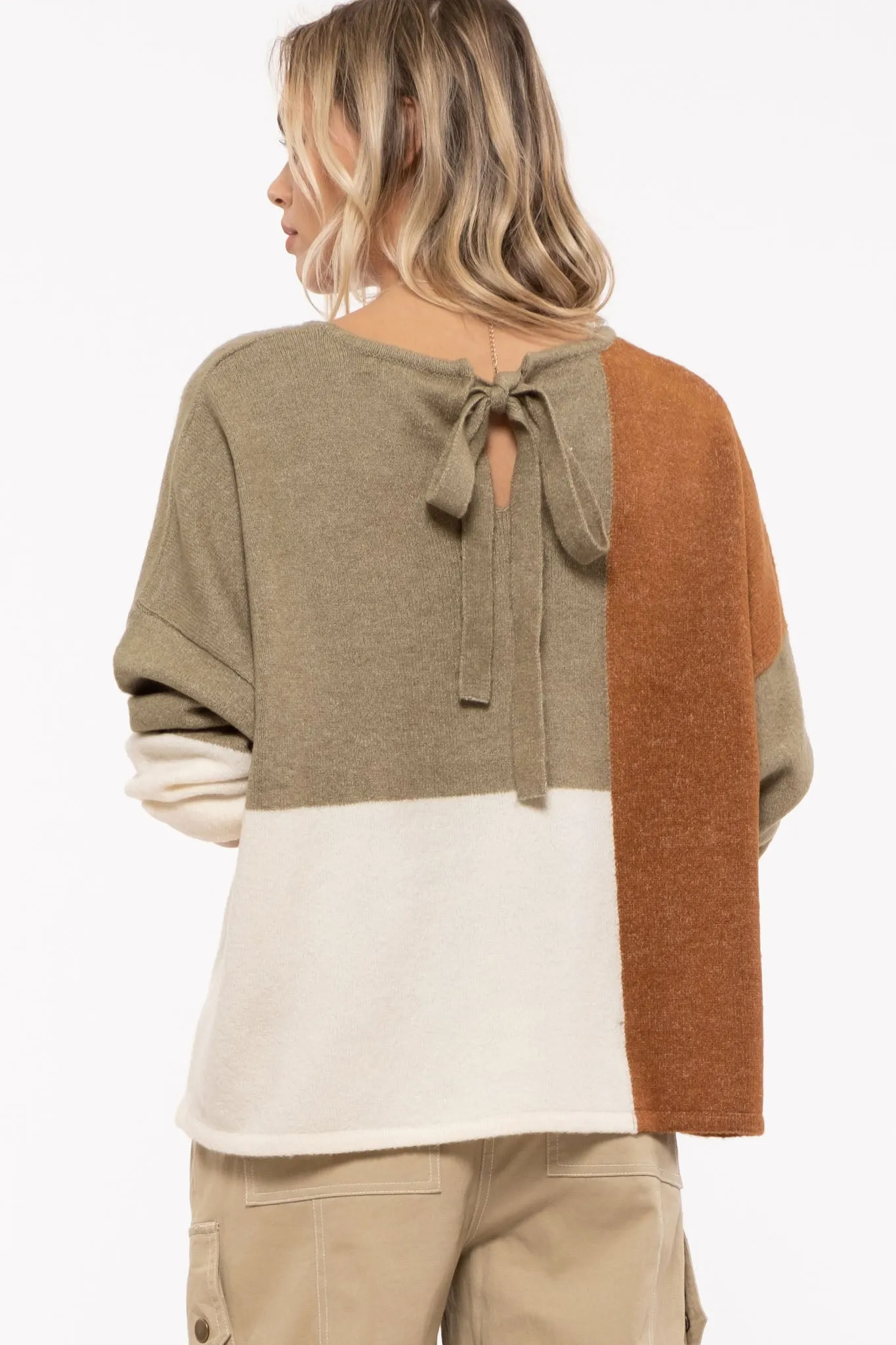 Sweater with full blouson sleeves and back ribbon tie